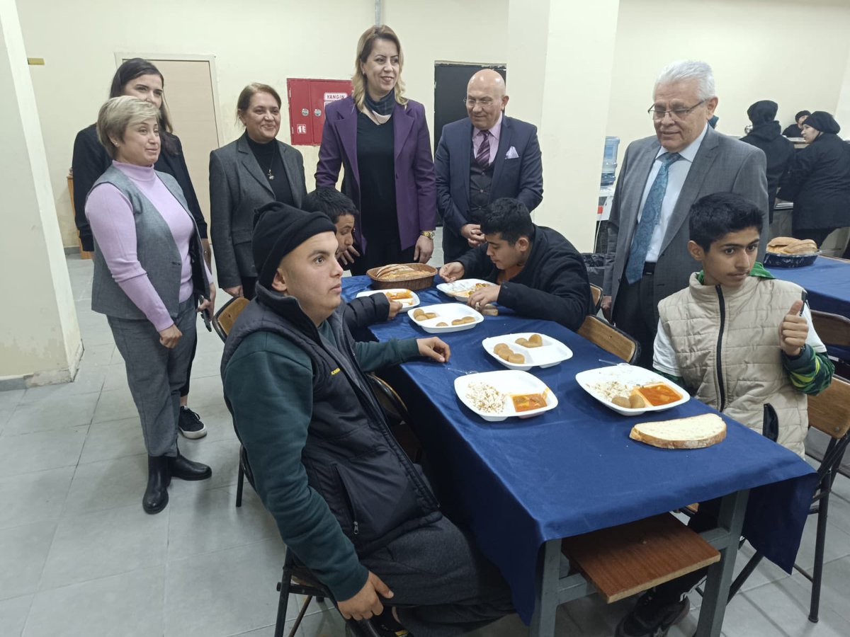 SehitEfkanMTAL's tweet photo. Okulumuz döner sermaye işletmesi tarafından taşımalı ve taşımalı olmayan öğrencilerimiz, öğretmenlerimiz için öğle yemeği üretimi başlamıştır. İlçemiz ve okulumuz için hayırlı olması dileğiyle emeği geçen herkese teşekkür ederiz. @tcmeb @Yusuf__Tekin @il_mem_45 @m_ugurelli https://t.co/bbw5aW2XF9