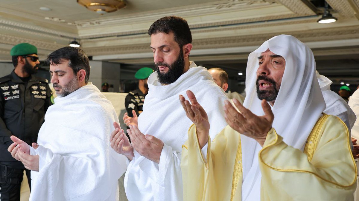 murasil_amniun's tweet photo. فخامة رئيس الجمهورية العربية السورية السيد أحمد الشرع ووزير الخارجية السيد أسعد الشيباني يؤديان مناسك العمرة

🔻مراسل الأمن العام https://t.co/xmvKbQnzYW