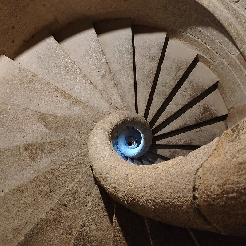 NaoCasanova's tweet photo. Escalera de caracol del campanario de la Catedral de Coria, Cáceres.
El eje también es de caracol. 

Foto de Alonso de Mendoza. https://t.co/EGwJbmLXhE