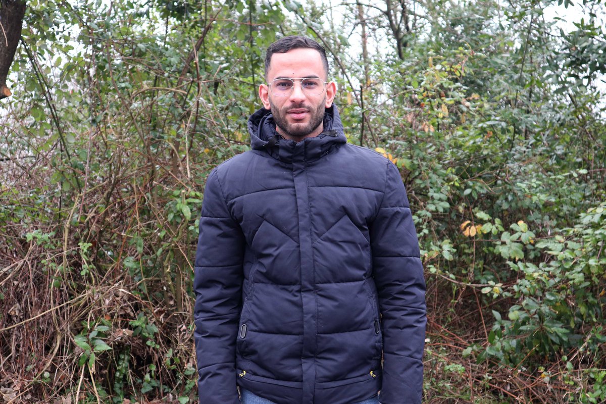 Adnane Bentarhlia, de 29 años y originario de Oujda, Marruecos, llegó a DSS en 2021 en busca de un futuro mejor. Su camino no ha sido fácil. 

Compartimos su historia en el marco del trabajo del Grupo de Personas Sin Hogar del Consejo Social.
👉labur.eus/flV9E