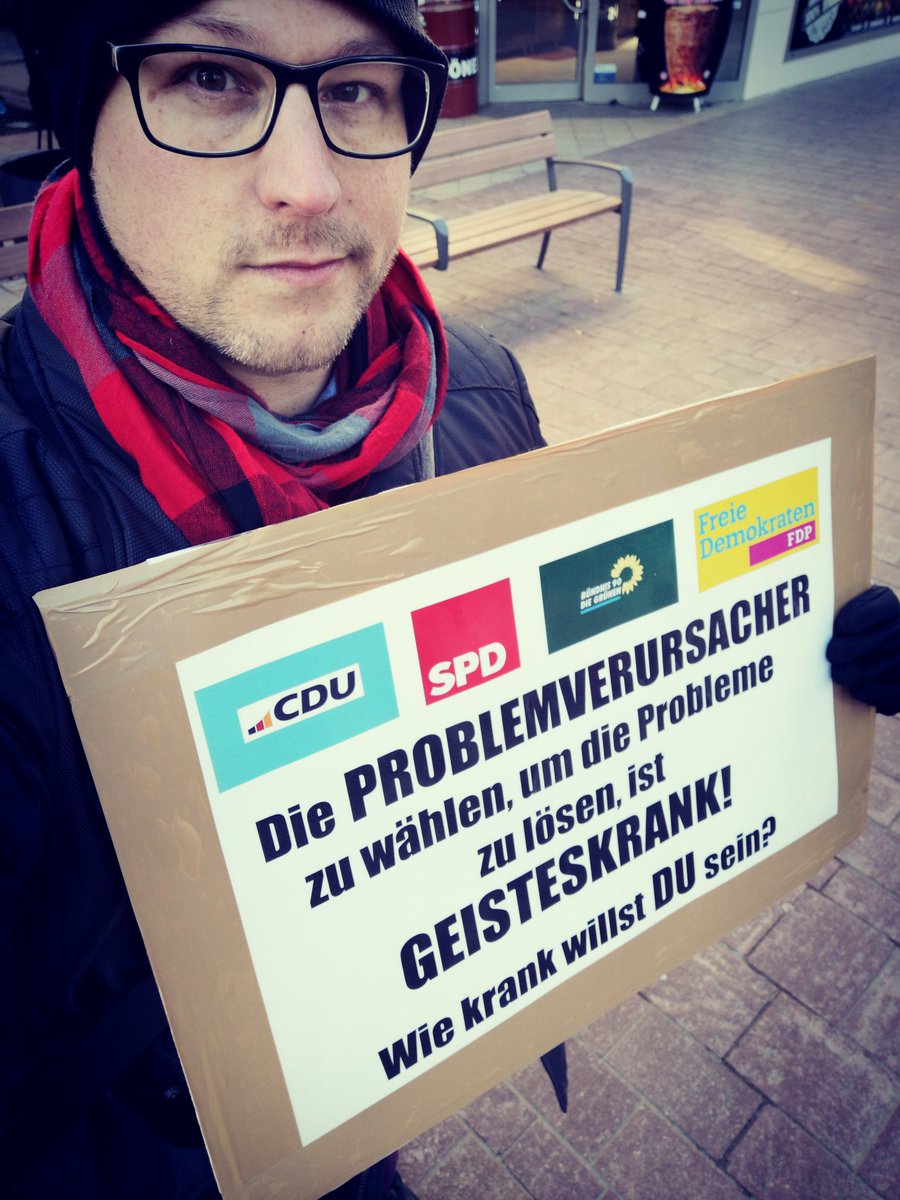 voxpanis's tweet photo. Ist es möglich, das Stockholm-Syndrom geplagte deutsche Wollvolk aus dem Hamsterrad zu holen?
Ich weiß es nicht.
Tatenlos zuzusehen kann ich aber nicht mit meinem Gewissen nicht vereinbaren.

Deshalb stehe ich ab heute bis zur  Woche vor dem Wahlsonntag mit diesem Plakat in meiner Stadt mit einer offensichtlichen Tatsache.

Und wie immer gilt nicht nur für mich: Seid mutig. Werdet aktiv!

#Wahl #Altparteien #CDU #SPD #Grüne #FDP #Ampel #Demo #Aktivismus #Euskirchen