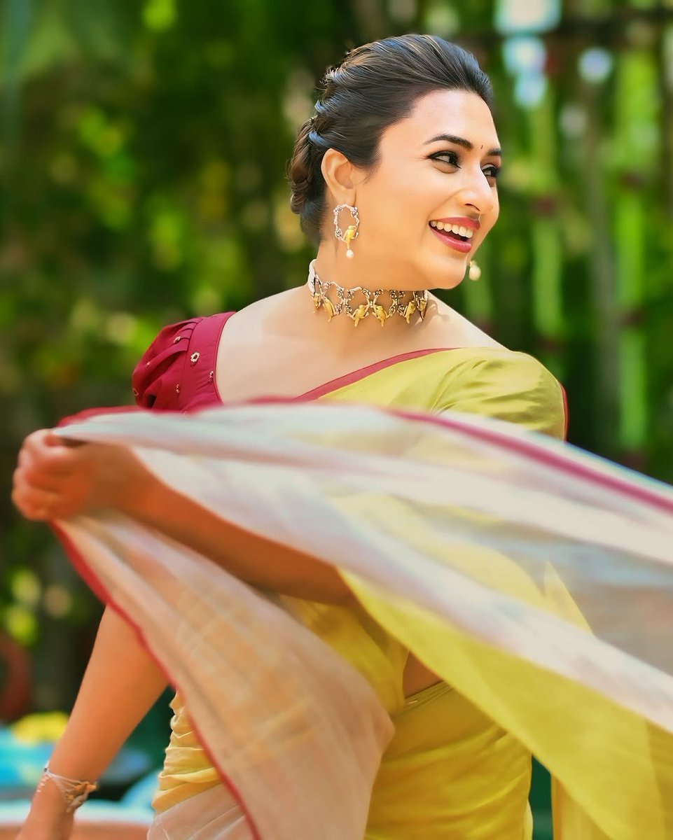 suta_bombay (@suta_bombay) on Twitter photo Divyanka Tripathi Dahiya + Suta = Pyaar Wala Perfect Match! ❤️✨
Saree ka swad alag hi hain when she drapes it with all that grace. <a href="/Divyanka_T/">Divyanka T Dahiya</a>
#celeb #sutaspotted #divyankatripathi #sutabombay Divyanka Tripathi Dahiya + Suta = Pyaar Wala Perfect Match! ❤️✨
Saree ka swad alag hi hain when she drapes it with all that grace. <a href="/Divyanka_T/">Divyanka T Dahiya</a>
#celeb #sutaspotted #divyankatripathi #sutabombay