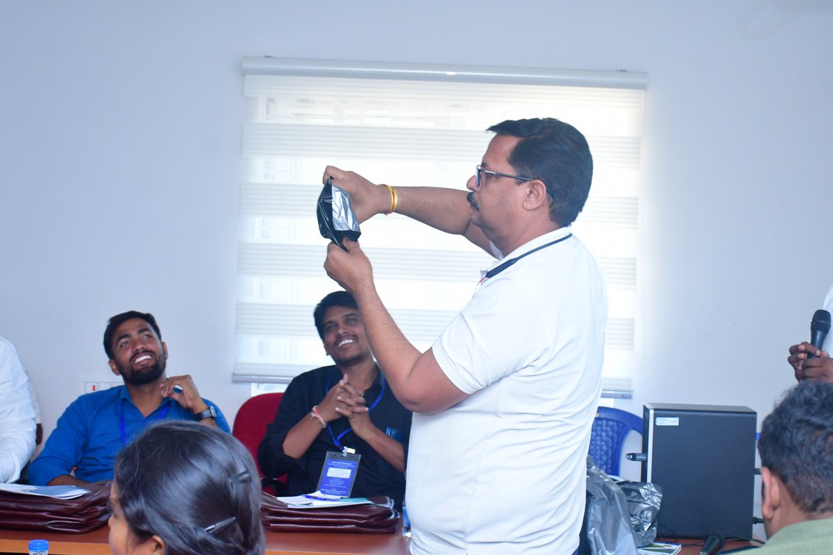 Brihamadev_emb's tweet photo. Started the 3rd batch of the #INDO-#ISRAEL training on #Vegetables #grafting and cultivation practices in #Kuppam, #AndhraPradesh
30 officers participating from 14 states. Day 1 led by experts of @Agriplast
@ICRISAT @SyngentaIND & #HSPL
@MASHAVisrael @IsraelinIndia @AgriGoI https://t.co/3yRR6YxQtc