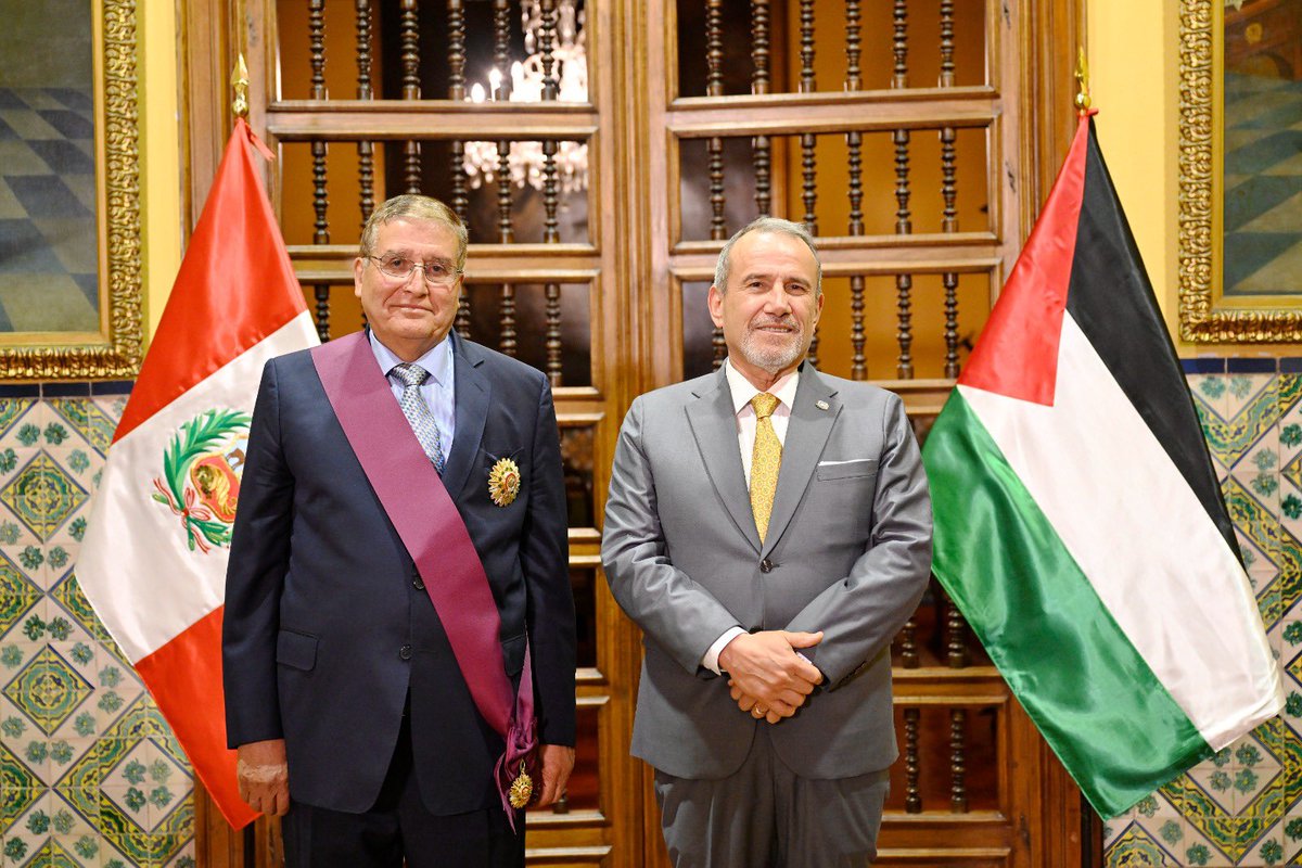 CancilleriaPeru's tweet photo. El canciller Elmer Schialer impuso la condecoración de la Orden “El Sol del Perú” en el grado de “Gran Cruz” al embajador de @PalestinaEnPeru, Walid Muaqqat, en reconocimiento a su destacada gestión para el desarrollo y el fortalecimiento de las relaciones bilaterales. 🇵🇪🇵🇸 https://t.co/4YZuanRd3t