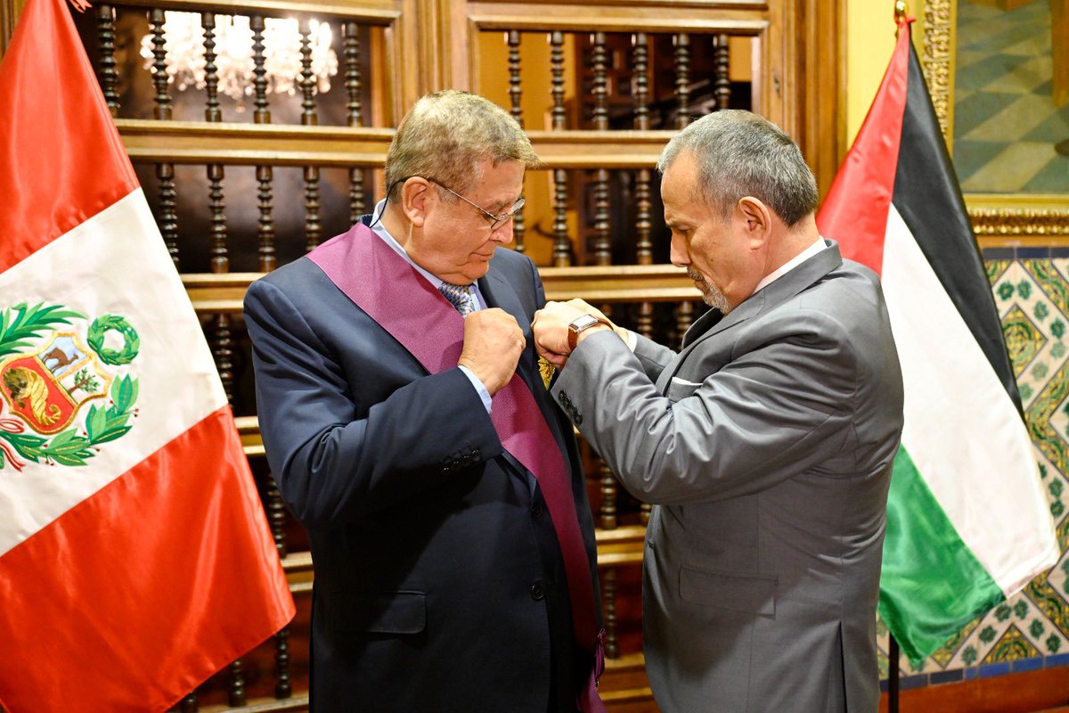 CancilleriaPeru's tweet photo. El canciller Elmer Schialer impuso la condecoración de la Orden “El Sol del Perú” en el grado de “Gran Cruz” al embajador de @PalestinaEnPeru, Walid Muaqqat, en reconocimiento a su destacada gestión para el desarrollo y el fortalecimiento de las relaciones bilaterales. 🇵🇪🇵🇸 https://t.co/4YZuanRd3t