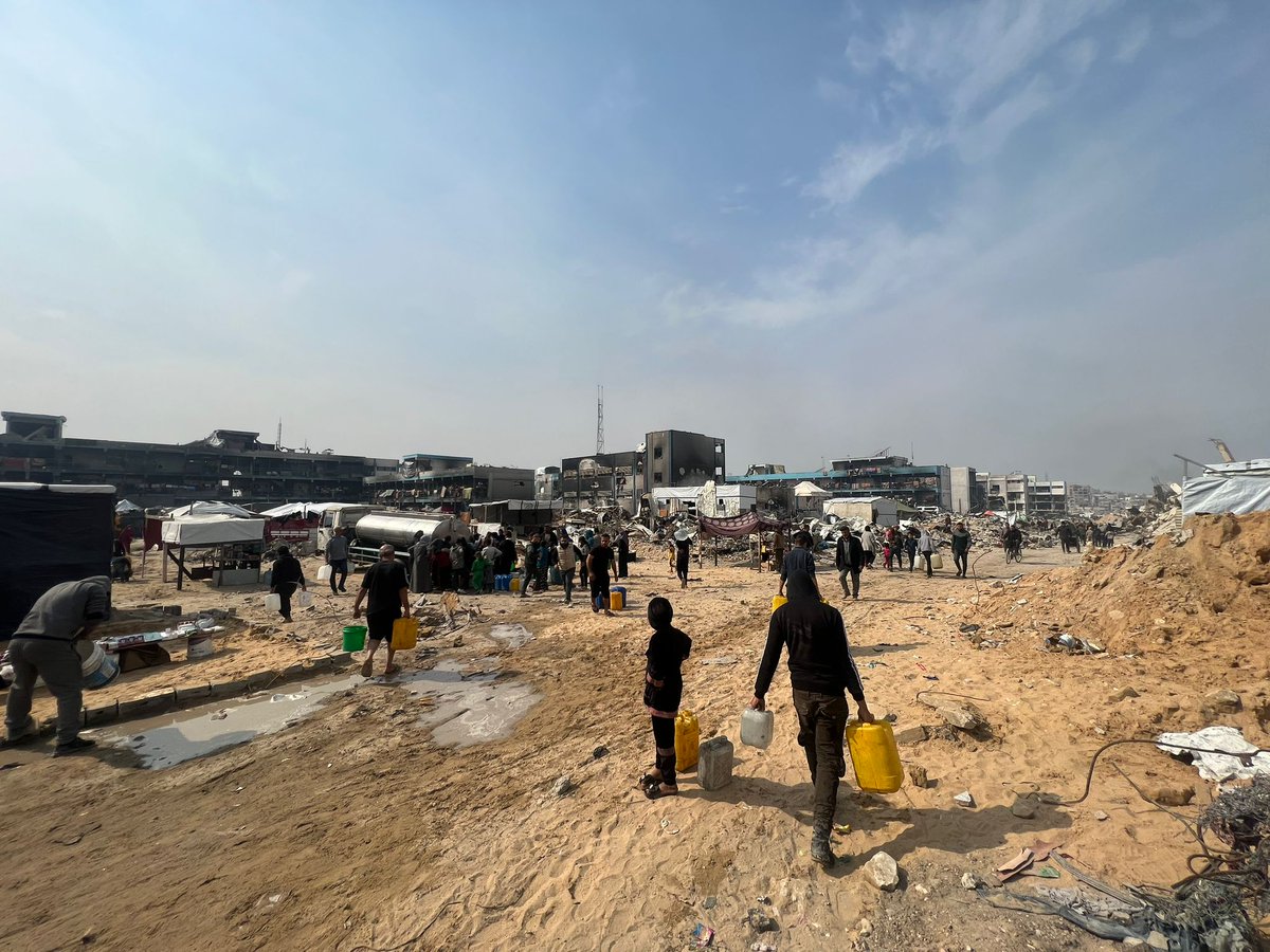 Today, we provided drinking water for 15,000 people in Jabalia refugee camp in North Gaza. Many Palestinians told our staff that this was the first water they received in three days.
 
Since the ceasefire, we’re expanding our response and reaching areas that had been off-limits.