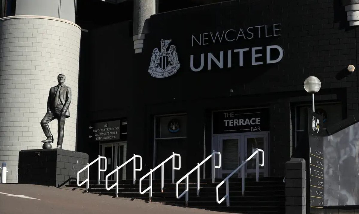 ComandoSantista's tweet photo. PIF e Newcastle: a revolução que mudou tudo, sem apagar a tradição.

O Newcastle United sempre foi um clube tradicional, com uma torcida apaixonada e uma identidade forte. No entanto, durante os 14 anos de Mike Ashley, a equipe viu sua grandeza ser sufocada por falta de investimento, decisões ruins e um distanciamento cada vez maior entre diretoria e torcedores.

Isso mudou em 2021, quando o clube foi comprado pelo PIF (Public Investment Fund), fundo soberano da Arábia Saudita, por £305 milhões. Diferente de outras aquisições milionárias no futebol europeu, a PIF não mudou o escudo, o nome do estádio ou a identidade do clube. Ao contrário: investiu pesado para resgatar a grandeza do Newcastle, mas sem transformar o time em algo artificial.

O antes e depois da PIF

Nos tempos de Mike Ashley, o Newcastle colecionava fracassos:

❌ Baixo investimento e elencos limitados.
❌ Rebaixamentos (2009 e 2016) e campanhas sem ambição.
❌ Decisões impopulares, como a saída de Rafa Benítez.
❌ Infraestrutura ultrapassada, sem modernizações no CT.
❌ Torcida frustrada, vendo o clube ser apenas um figurante na Premier League.

Já com a PIF, a virada de chave foi imediata:

✅ +£400M investidos em reforços estratégicos.
✅ Reestruturação total do clube, com melhorias no CT e na base.
✅ Time competitivo em tempo recorde, saindo da briga contra o rebaixamento para o Top 4 da Premier League em 2022/23.
✅ Volta à Champions League após 20 anos, colocando o Newcastle novamente entre os grandes da Europa.
✅ Resgate da conexão com a torcida, sem perder a identidade do clube.

Investimento sem perder a essência

O maior mérito da PIF foi criar um Newcastle forte sem destruir sua história. Diferente de outros "novos ricos", que mudaram radicalmente sua identidade, o Newcastle manteve seu escudo, seu estádio e sua cultura. A transformação aconteceu dentro de campo e na gestão.

Os sauditas não apenas gastaram dinheiro, mas investiram com inteligência:

• Bruno Guimarães, Isak, Botman, Trippier, Gordon e Tonali foram contratações estratégicas para formar um elenco forte e equilibrado.

• O clube trouxe Dan Ashworth, um dos diretores esportivos mais respeitados da Inglaterra.

• O centro de treinamento foi modernizado, criando uma estrutura digna de um gigante europeu.

• O marketing global foi fortalecido, atraindo novos patrocinadores sem descaracterizar o clube.

2024/25 e o futuro do Newcastle

A temporada 2023/24 provou que o Newcastle não é um projeto passageiro. O clube disputou a Champions League, fez jogos memoráveis contra gigantes europeus e segue brigando entre os melhores da Premier League.

Para 2024/25, o objetivo é claro: consolidar-se de vez entre os maiores, sem comprometer a sustentabilidade financeira. O Newcastle não seguirá o caminho de clubes que gastaram sem planejamento – a estratégia da PIF é crescer com responsabilidade, garantindo que o sucesso dure por décadas.

O Newcastle renasceu. E segue sendo Newcastle.

O impacto da PIF foi imenso. O Newcastle saiu da irrelevância para voltar a sonhar grande, sem perder sua alma e sua identidade. O Big Six precisa abrir espaço: um novo gigante está consolidado.

⚪⚫ O Newcastle não foi reinventado. Foi restaurado.

#SAFnoSantos #PIFnoSantos