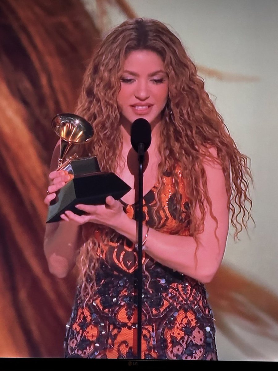 LA IMAGEN DEL DÍA. Shakira en la premiación de los Granmy: "Quiero dedicar este premio a todos mis hermanos y hermanas immigrantes". ¡Qué diferencia con los fascistas antinmigrantes Trump y Narco Rubio! #NoAlFascismo