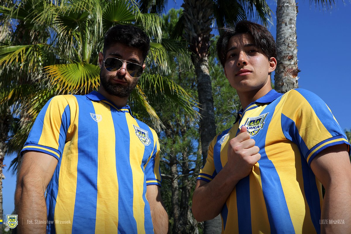 𝑨𝒓𝒌𝒂 𝑪𝒍𝒂𝒔𝒔𝒊𝒄. Koszulka retro pasiak od <a href="/FootballTownOK/">Football Town</a> dostępna tylko w Oficjalnym Sklepie Arki Gdynia.

Polecają Kike Hermoso i Hide Vitalucci. 😎

Kup teraz: sklep.arka.gdynia.pl/wszystkie-prod…