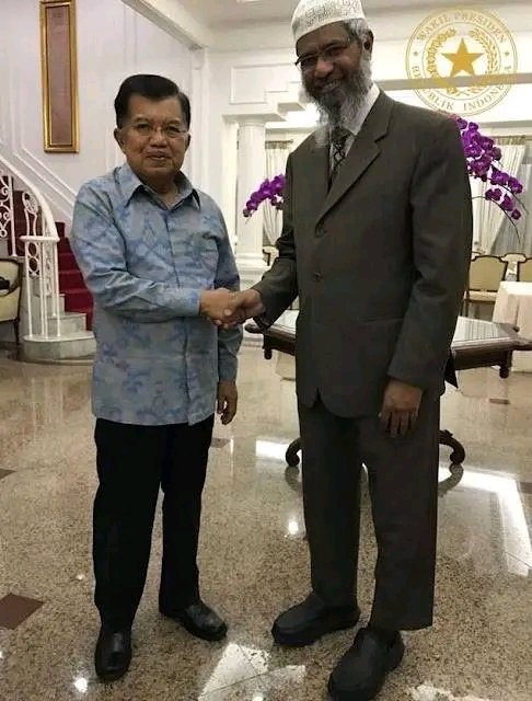 Tita83079013's tweet photo. Jejak digital dimana #wakilpresiden #Republik Indonesia 
Memfasilitasi #zakirnaik keindonesia untuk membuat berdakwah..
Sementara 5 negara tetangga menolak

Saat ini kristen masih percaya dengan Pancasila ????
@prabowo Subianto 
@gibran_tweet Rakabuming https://t.co/iMnuv7pjxe