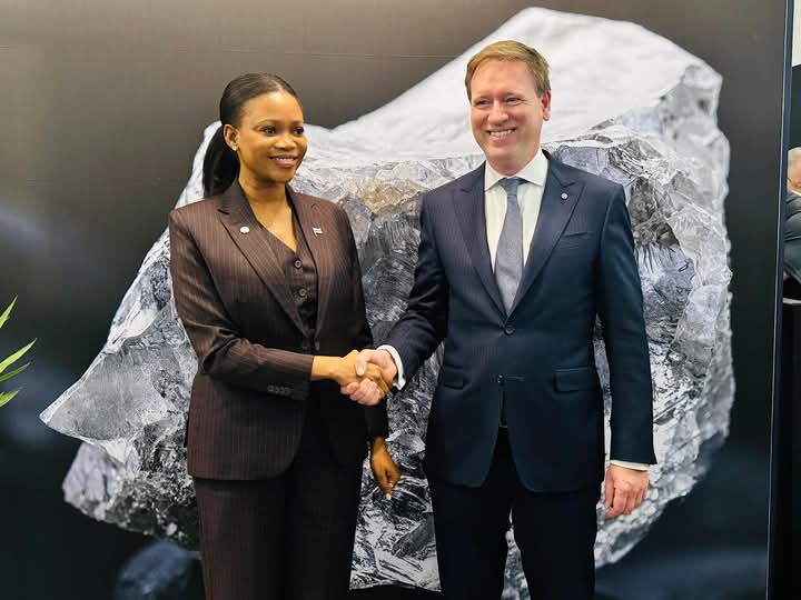 AP_Women's tweet photo. "Negotiations are done and dusted and no further negotiations will be done" - @debeersgroup CEO AI Cook speaking at a press conference on the sidelines of @MiningIndaba in Cape Town, South Africa
#BWDiamonds
#DiamondsForDevelopment
#MI25 https://t.co/pQsYyfZQS6