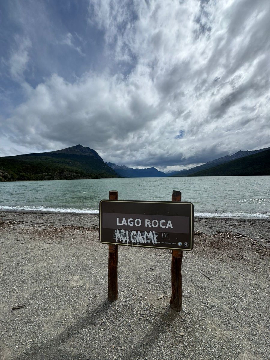 PolyAbba's tweet photo. Vecinos vandalizaron el cartel del lago y le restituyeron su nombre original ACIGAMI 👏🏼👏🏼👏🏼
#BuenLunes #LagoAcigami #Ushuaia #TierraDelFuego #NadieDiceNada #RocaGenocida #FinDelMundo https://t.co/wU7jQ6njyS