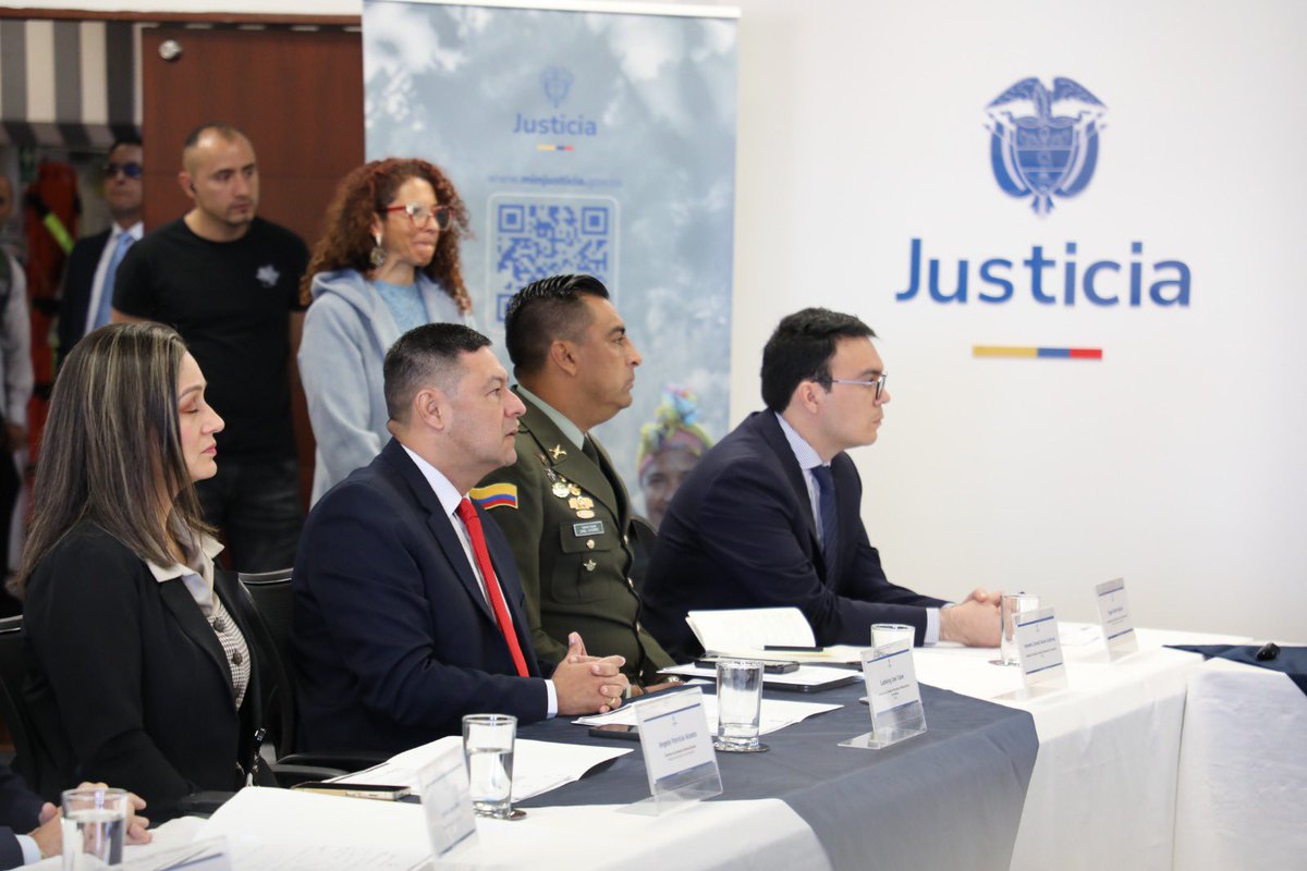 INPEC_Colombia's tweet photo. 🔴 A esta hora | La @MinjusticiaCo Ángela María Buitrago, el Ministro de Justicia de Chile, Jaime Gajardo y nuestro @DInpec analizan los retos del Sistema  Penitenciario y Carcelario. 🔎 #Justicia #Seguridad https://t.co/OfJBpjCFgh