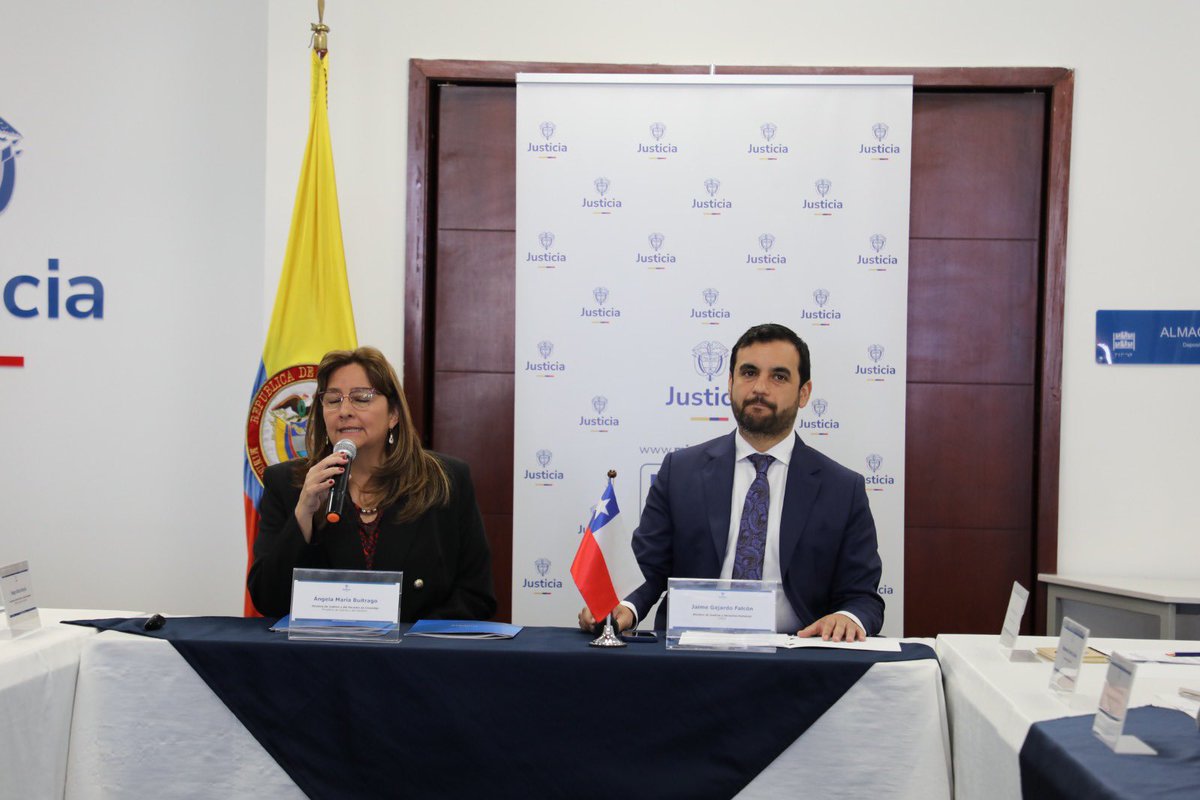 INPEC_Colombia's tweet photo. 🔴 A esta hora | La @MinjusticiaCo Ángela María Buitrago, el Ministro de Justicia de Chile, Jaime Gajardo y nuestro @DInpec analizan los retos del Sistema  Penitenciario y Carcelario. 🔎 #Justicia #Seguridad https://t.co/OfJBpjCFgh