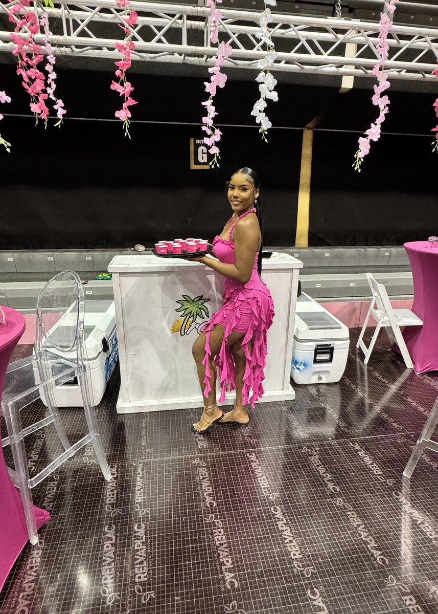 beymoore1's tweet photo. VIP bartender 💗
#pinknic https://t.co/z8Ww4FARvM