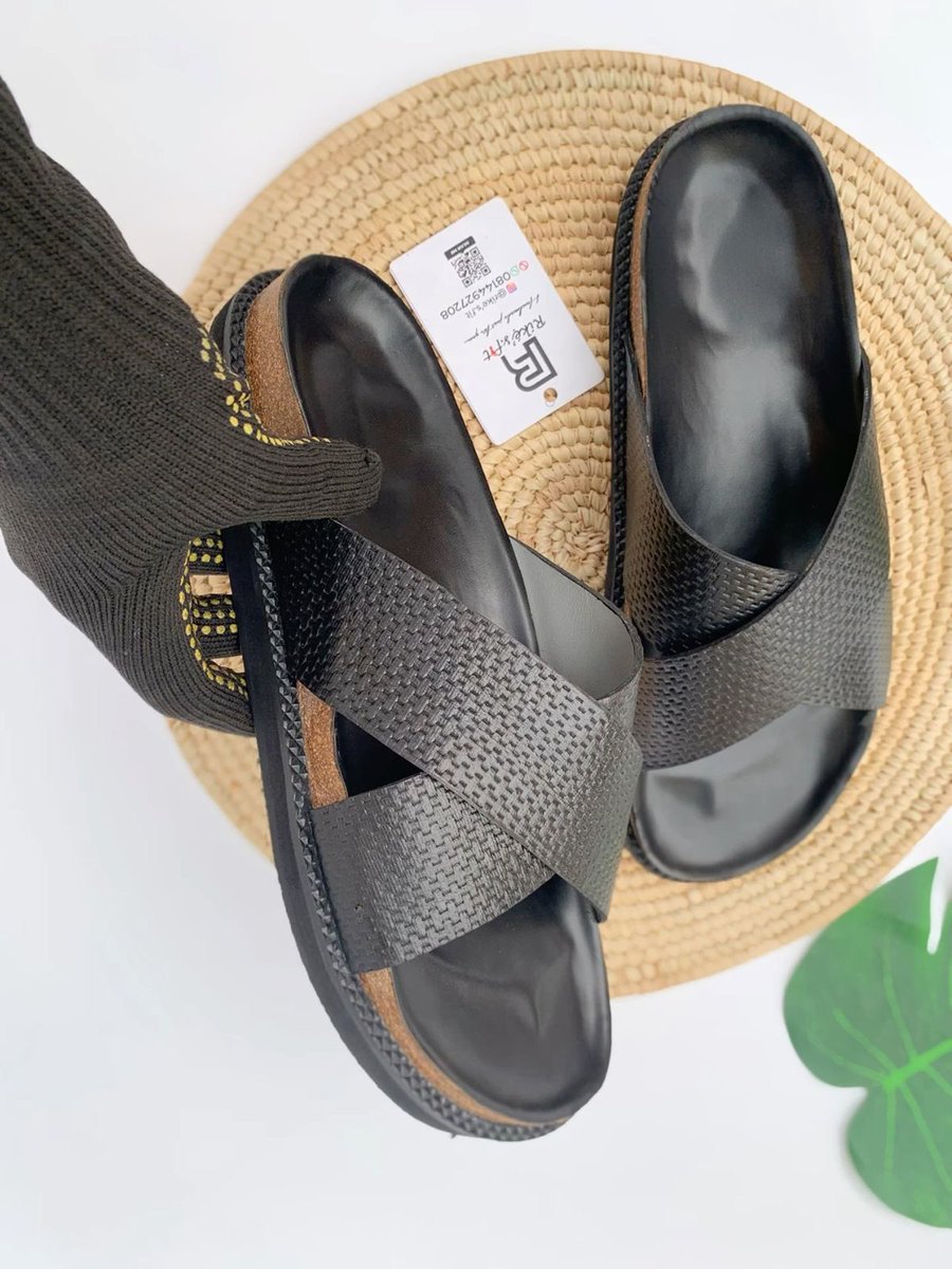 Mina___Sy's tweet photo. Hello ICI

Sandales noires en cuir synthétique avec brides croisées, 
Élégantes et confortable 
Disponible sur commande 
765062044 https://t.co/tEJnoZCN0p
