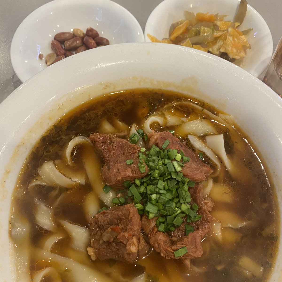 Tamra_Foodmap's tweet photo. [서울 종각] 청화 우육도삭면
도삭면에 미치다..
유발도삭면(비빔)이 개인적으로 원픽메뉴!! 고추기름에 비벼먹는데도 느끼하지 않고 별로 맵지 않아요!!
도삭면도 도삭면인데 밥메뉴도 맛도리입니다
사진은 어향가지덮밥이고 요즘엔 밥메뉴에 계란국도 같이 주시는것같아요 https://t.co/Y07P1tnwxt
