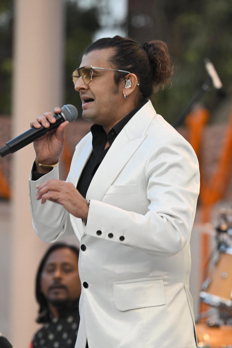 rashtrapatibhvn's tweet photo. Popular singer and music director Shri Sonu Nigam called on President Droupadi Murmu at Rashtrapati Bhavan. Later, he performed in the newly inaugurated Open Air Theatre in the President's Estate on the occasion of Rashtrapati Bhavan Diwas. https://t.co/7ArF9O093u