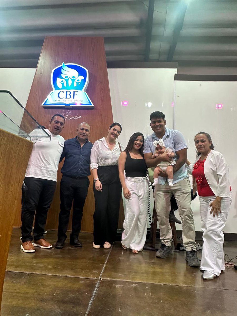 PDenisse15's tweet photo. Oficialmente comadres♥️ https://t.co/ReFD74C9wP