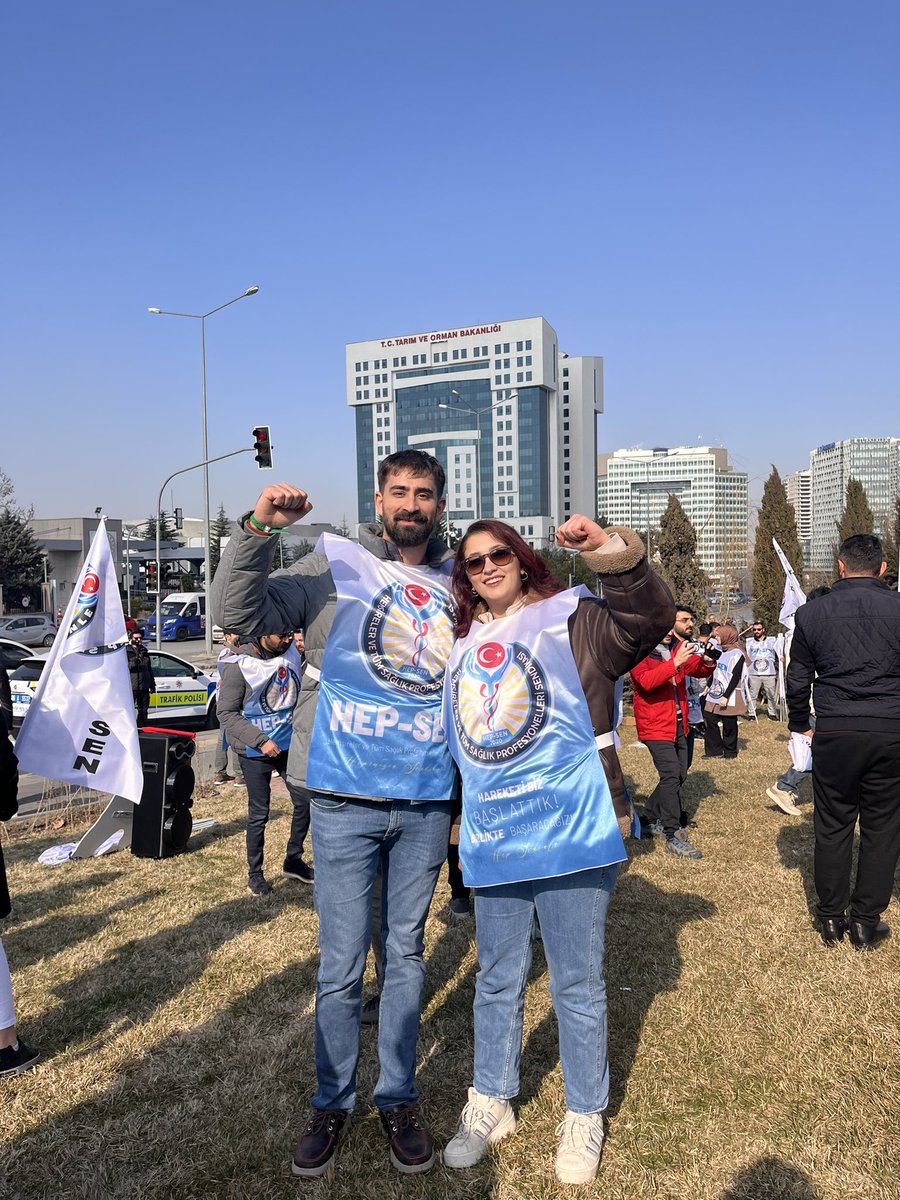 hmyraerdem's tweet photo. Sahada meslektaş, meydanlarda yoldaş 💪🏻 
Bir onurlu mücadelede yürümek.. 🙏���

@hepsen_ankara @Cagdaserdemm 
#DeğisimHepsenleBaslar https://t.co/PSjLZFanpA