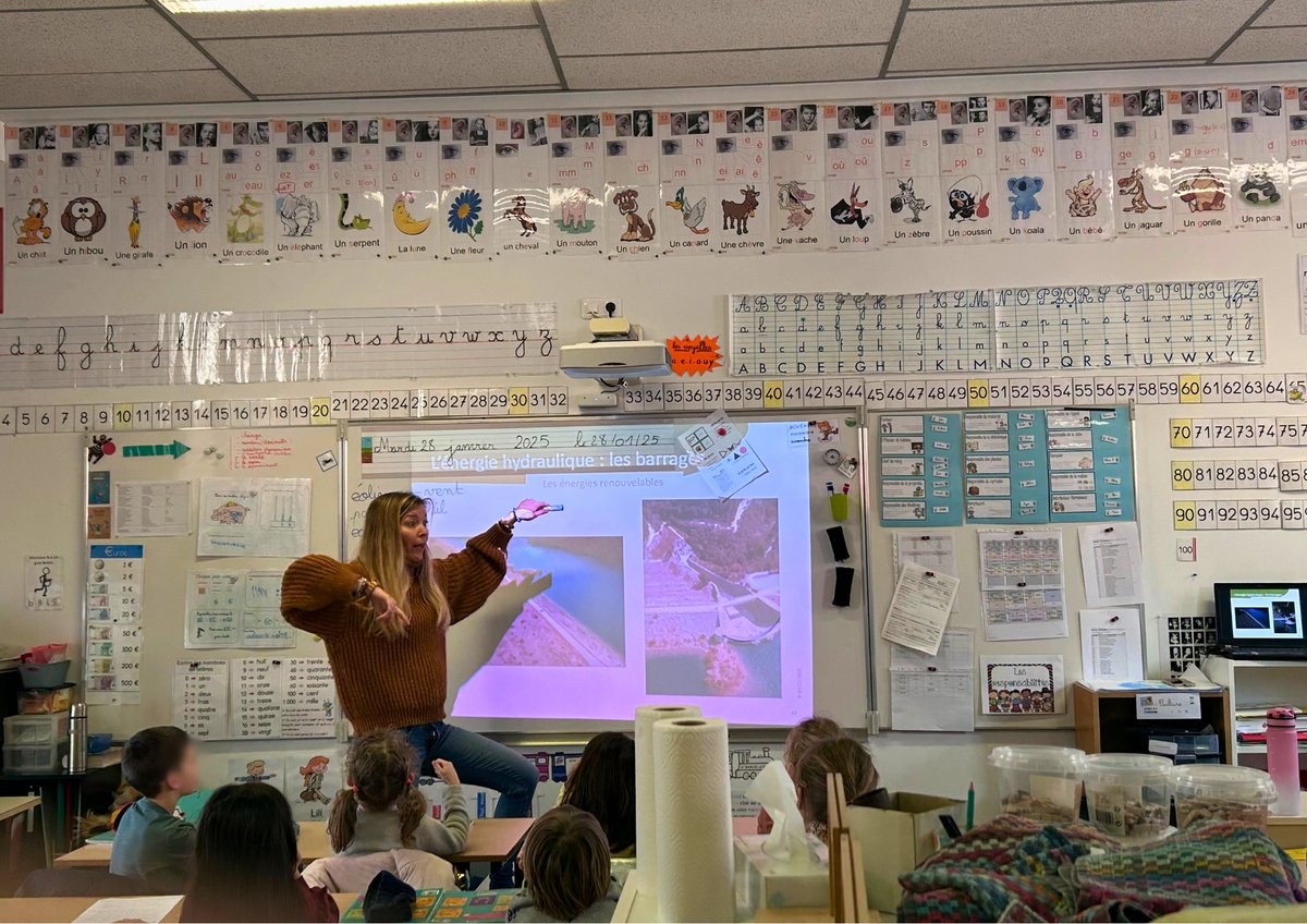 🌱Top départ pour ECOPOUSSE
Ce 28 janvier, le 1er atelier a eu lieu dans une école du territoire !🚀
💡Objectif : sensibiliser aux économies d’énergie à travers jeux et ateliers
🔥 131 classes accompagnées toute l’année 
avec le soutien du programme <a href="/ACTEE_FNCCR/">ACTEE (FNCCR)</a>  et <a href="/GRDF/">GRDF</a>