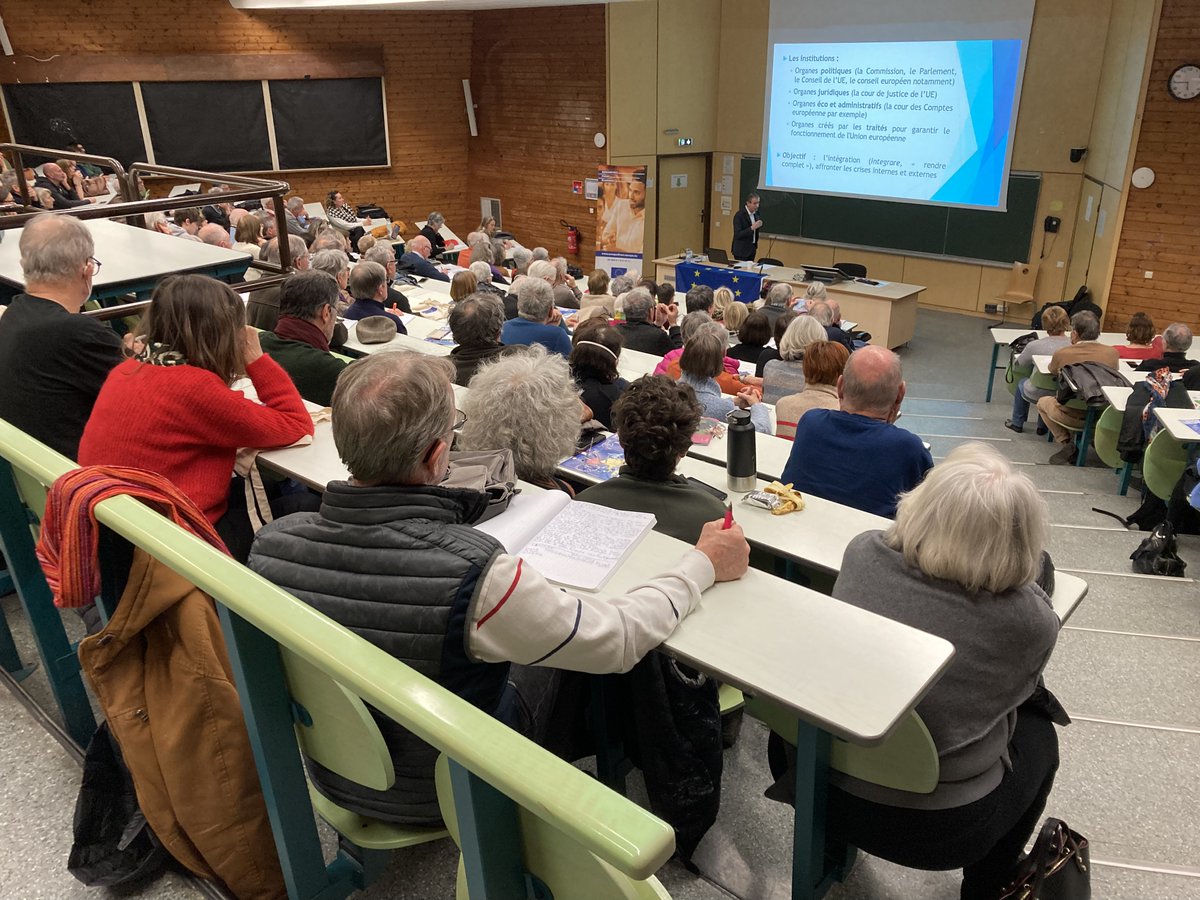 PauEuropeDirect's tweet photo. 📸 Retour en images sur la conférence du 31 janvier à l’@UPPA, en partenariat avec l’UTLA de Pau 🤩

➕ de 250 participants ont échangé sur les nouvelles institutions et les défis de l’UE 🇪🇺
Merci à notre partenaire et à M. Julien Vasquez pour son intervention de qualité ! 🤝 https://t.co/Z9n9Iry5Ow