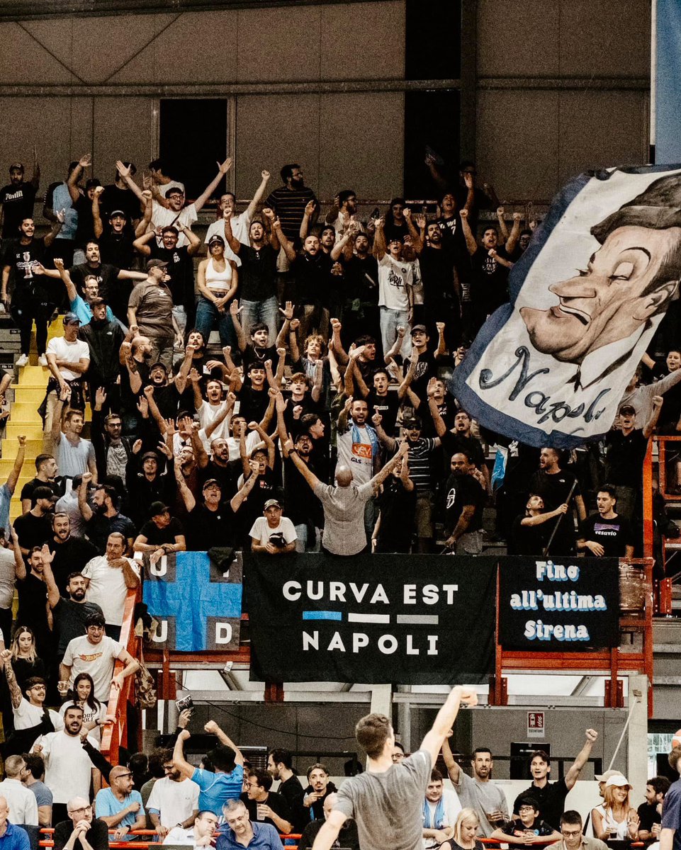 parallelecinico's tweet image. Napoli, ieri pomeriggio, manca poco più di mezz&apos;ora all&apos;inizio del match contro Brescia.
All&apos;esterno del palasport, la tifoseria bresciana sta per fare l&apos;ingresso al palasport. Enzo, uno dei tifosi più storici che da oltre 30 anni segue Brescia in giro per l&apos;Italia,…