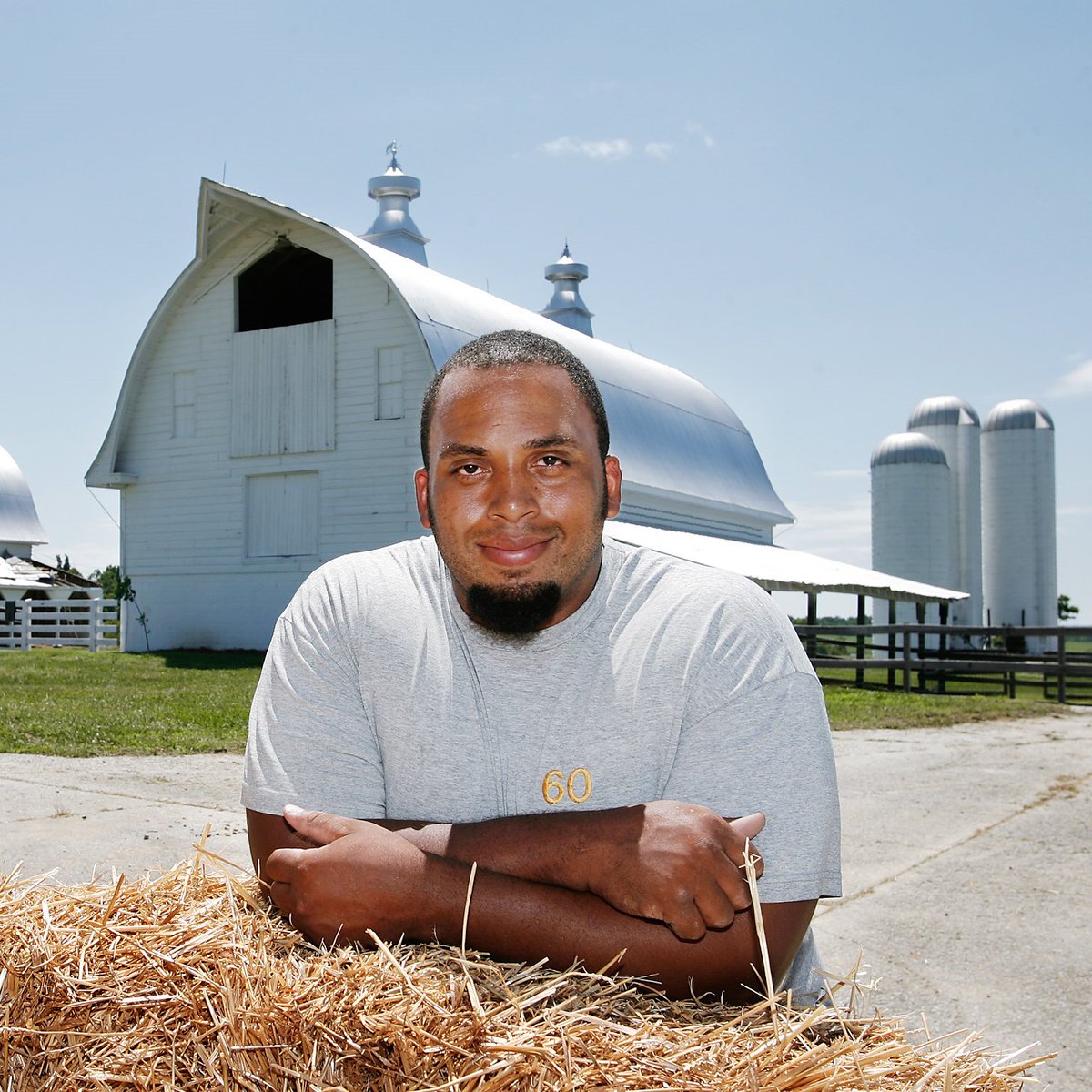 tylermwebb's tweet photo. The once highest-paid center in the NFL decided to retire in his prime to become a farmer, but now he’s doing something that virtually no other business does.

Here's the crazy (true) story 👇

🧵1/10