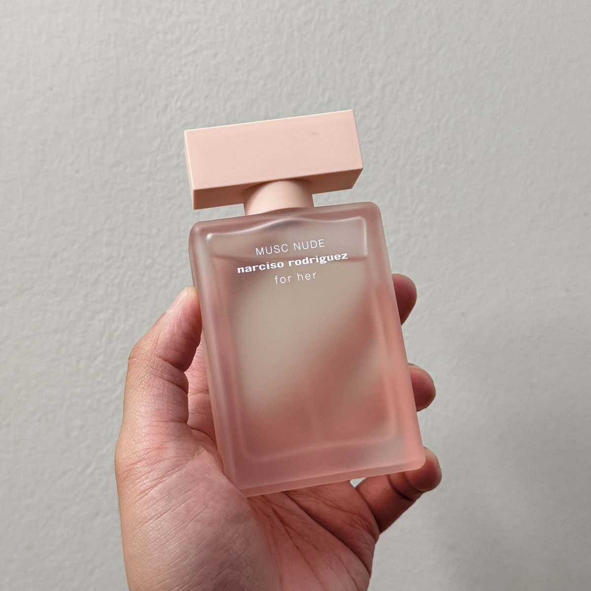 narciso musc nude หอมเปลือยๆ หอมโป๊ๆ อธิบายยังไงดีคือกลิ่นมันโป๊อ่ะ 55555 มันมีความยั่วความละมุนที่ไม่แรงเป็นเฮลิคอปเตอร์ แต่เป็นยั่วนุ่มๆ กลิ่น white floral กับ musk เด่นมาก แล้วทนแบบสุด 10 ชมก็อยู่มาแล้ว แนะนำให้ฉีดห่างๆ แล้วเดินผ่านคือหอมละมุนเหมือนผิวหอมแบบทายาทราชนิกุลมาเกิด