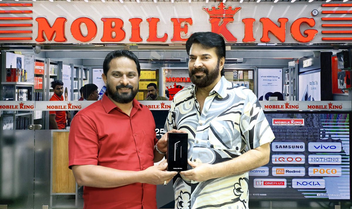 MegastarUpdatez's tweet photo. ഏറ്റവും പുതിയ Flagship മോഡൽ ആയ #samsungs25ultra സ്വന്തമാക്കി നമ്മുടെ സ്വന്തം @mammukka മൊബൈൽ കിംഗ്‌ ഉടമ ഫയാസ് മുഹമ്മദ് ആണ് മമ്മൂക്കക്ക് ഫോൺ കൈമാറിയത്., 🤍📲

#Mammootty 
#MobileKing
 #S25Ultra https://t.co/JouGgwg5ji