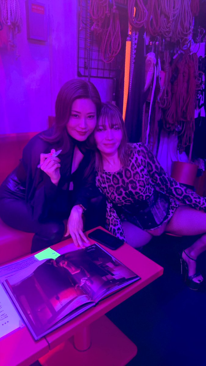 伶佳さん<a href="/MistressReika/">Mistress Reika/伶佳</a> 
LISAさん<a href="/LISAfetish_mask/">LIS"A</a> 
蜜葉ちゃん<a href="/D_mitsuha/">蜜葉 @赤坂Dominatrix</a> 
リリちゃん<a href="/Lily__dayo/">りり🐶赤坂Dominatrix</a> 
が出演されてる

アルファイン<a href="/ALPHA_IN_info/">アルファイン公式</a> 写真集
“Masked, I advance. Hotel Alpha In”
にサインをいただいているよ♡

サインが欲しい奴
みんなが出勤されてる日に来るのだ！