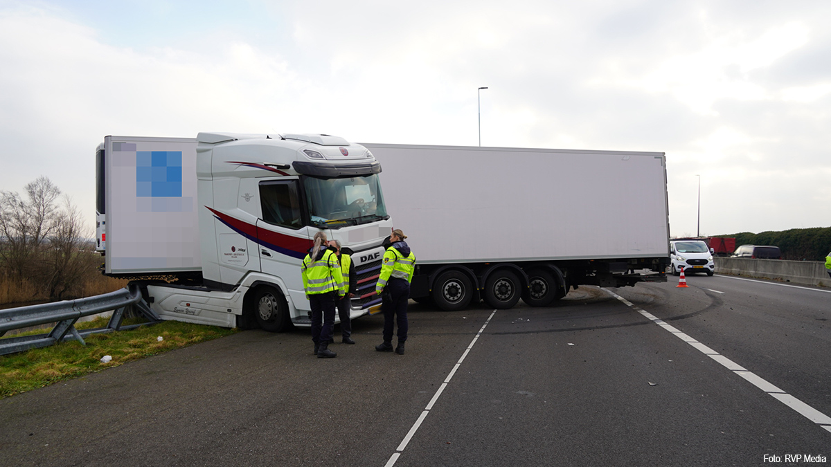 Vrachtwagen geschaard op A7 na klapband