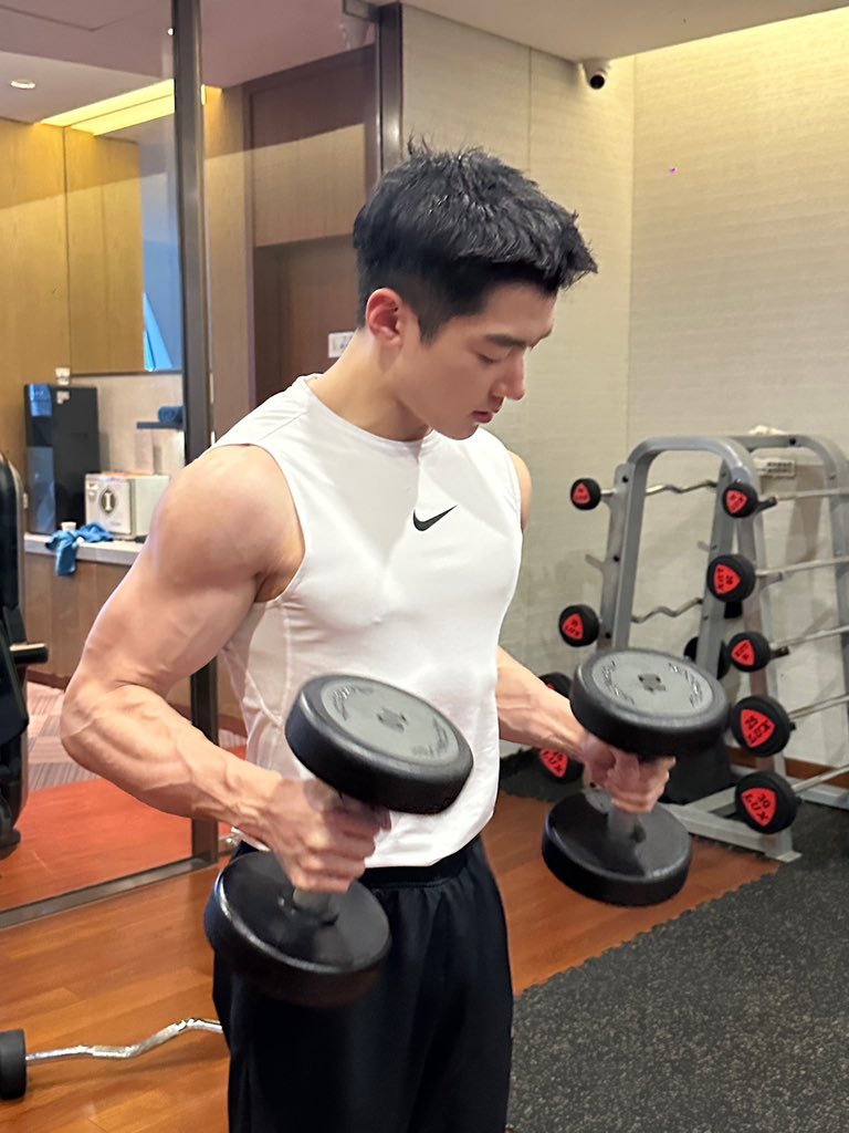 Isaacgoodboy's tweet photo. 健身好累 https://t.co/up1ysIB8Vu
