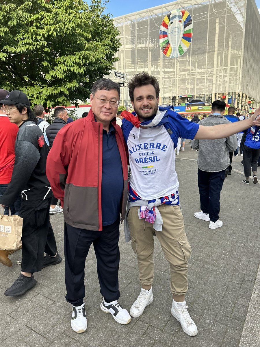 Un mot pour définir ce grand Monsieur : accessible. Merci pour tout M. Zhou 🙏🏼