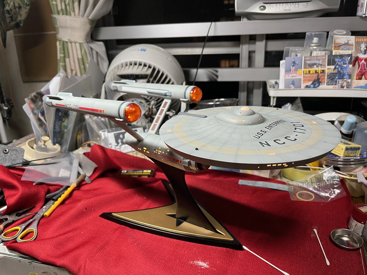 bnNkBvIMj5QFEXv's tweet photo. ドイツ・レべルの 1/600エンタープライズ TOS版です。昨年初夏から作り始め、8月末に酷暑で喘息を再発。数カ月何もできない期間を経て、ようやく完成しました。何しろ、パーツの精度が一世代前じゃないかと思うようなキットでナンギしましたが、この大きさは魅力的です。
#STARTRECK #プラモデル https://t.co/YyPParlPvx