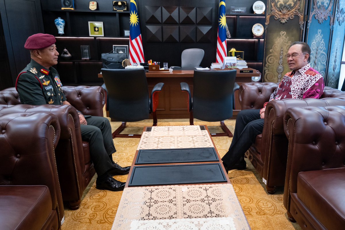 anwaribrahim's tweet image. Saya turut menerima kunjungan hormat mantan Panglima Angkatan Tentera Jeneral Tan Sri Dato’ Seri Mohammad Ab. Rahman di Parlimen hari ini. 

Beliau telah menyerahkan tampuk pemerintahan Angkatan Tentera Malaysia (ATM) kepada Jeneral Datuk Mohd Nizam Jaffar sebagai Panglima…