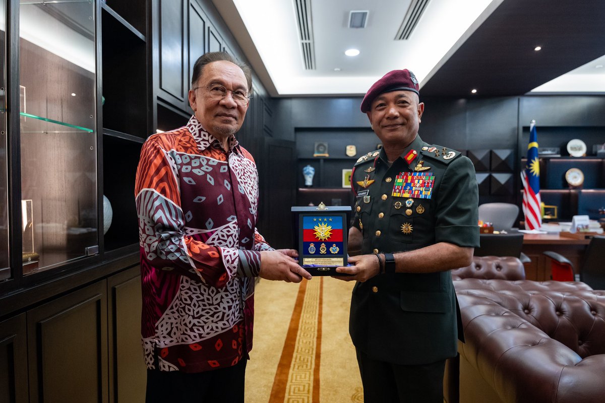 anwaribrahim's tweet image. Saya turut menerima kunjungan hormat mantan Panglima Angkatan Tentera Jeneral Tan Sri Dato’ Seri Mohammad Ab. Rahman di Parlimen hari ini. 

Beliau telah menyerahkan tampuk pemerintahan Angkatan Tentera Malaysia (ATM) kepada Jeneral Datuk Mohd Nizam Jaffar sebagai Panglima…