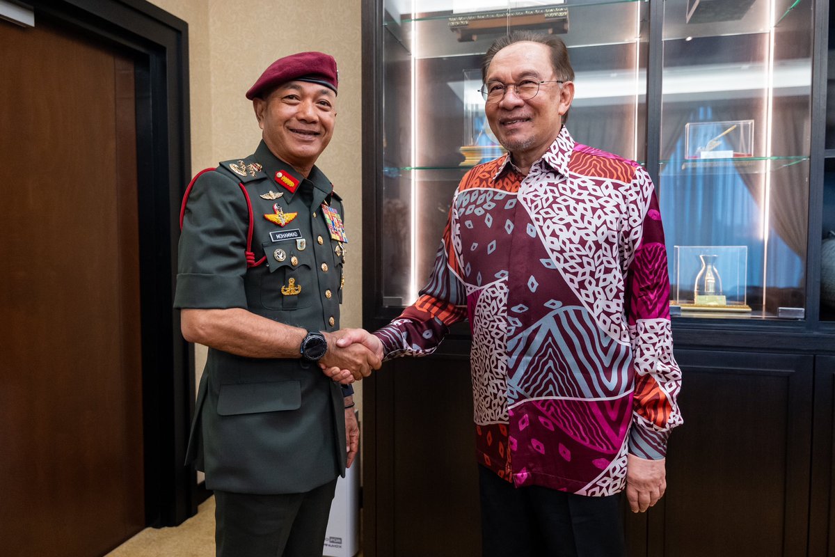 anwaribrahim's tweet image. Saya turut menerima kunjungan hormat mantan Panglima Angkatan Tentera Jeneral Tan Sri Dato’ Seri Mohammad Ab. Rahman di Parlimen hari ini. 

Beliau telah menyerahkan tampuk pemerintahan Angkatan Tentera Malaysia (ATM) kepada Jeneral Datuk Mohd Nizam Jaffar sebagai Panglima…