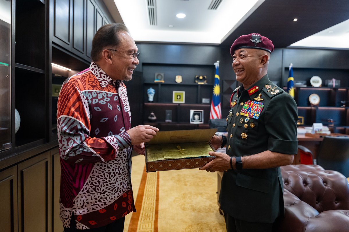 anwaribrahim's tweet image. Saya turut menerima kunjungan hormat mantan Panglima Angkatan Tentera Jeneral Tan Sri Dato’ Seri Mohammad Ab. Rahman di Parlimen hari ini. 

Beliau telah menyerahkan tampuk pemerintahan Angkatan Tentera Malaysia (ATM) kepada Jeneral Datuk Mohd Nizam Jaffar sebagai Panglima…