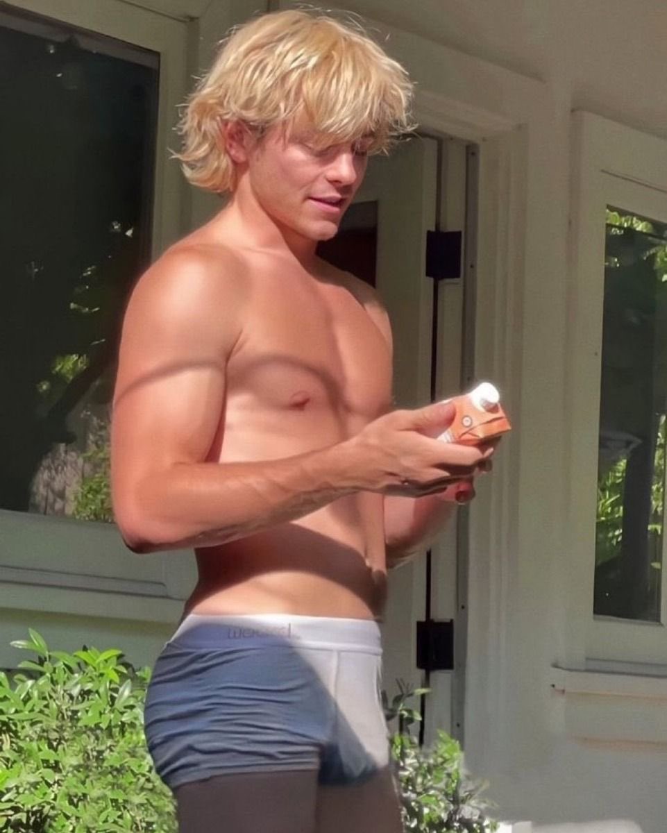 Ross Lynch é visto aproveitando o dia de sol. ☀️