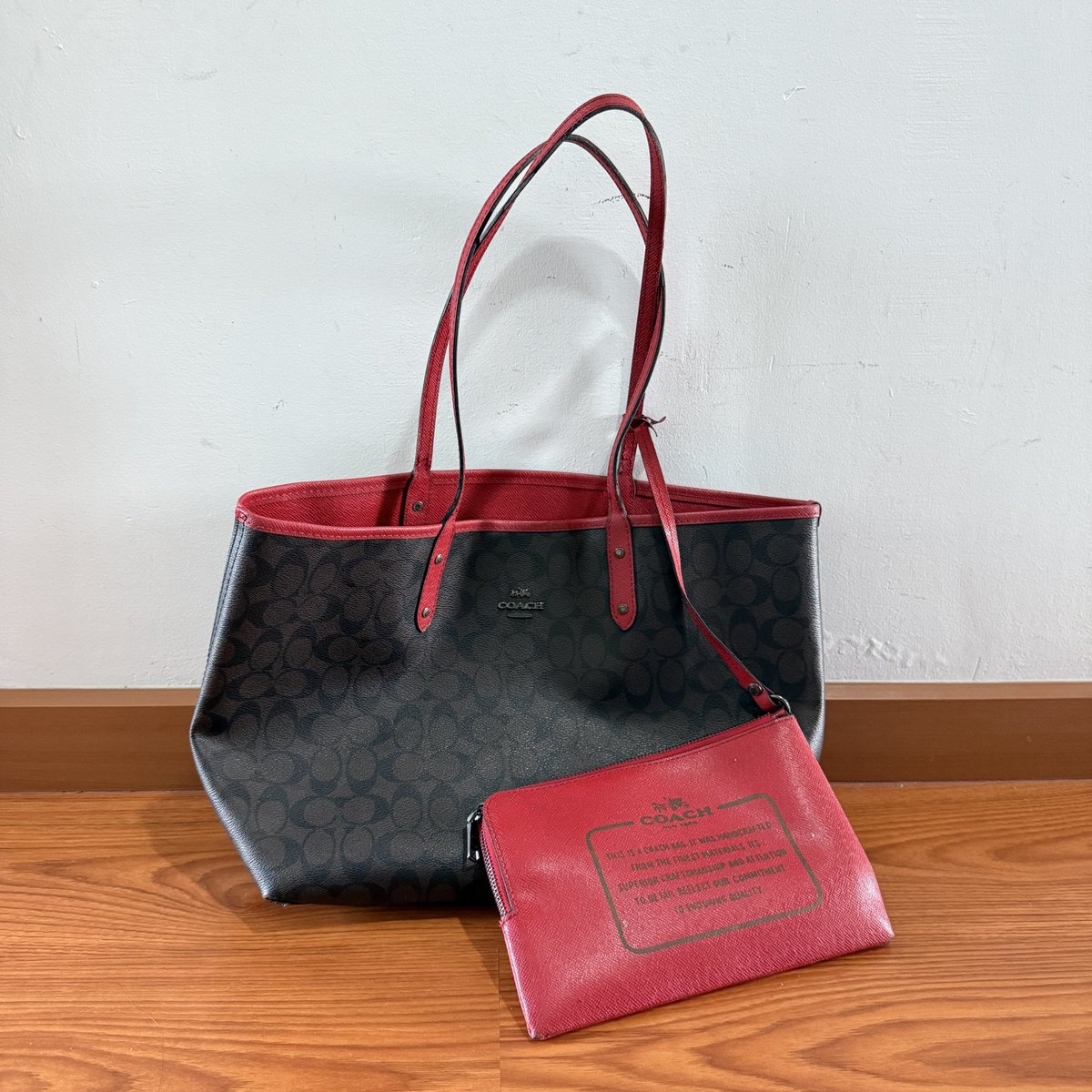 Px15846398's tweet photo. Coach REVERSIBLE CITY TOTE แท้18นิ้ว แดง สามารถกลับด้านกระเป๋าในออกมาด้านนอกเป็นอีกสีนึงได้ 1000บาทรส (ซื้อมาจากร้านที่มีเครดิตร้านนึงค่ะ) มีกระเป๋าใส่ของให้ด้วย พต👇🏻
#กระเป๋าcoach #กระเป๋ามือสอง #กระเป๋ามือสองสภาพดี #ส่งต่อCoach #ส่งต่อกระเป๋ามือสอง #ส่งต่อกระเป๋า #coachthailand https://t.co/8ATmH8OIc0