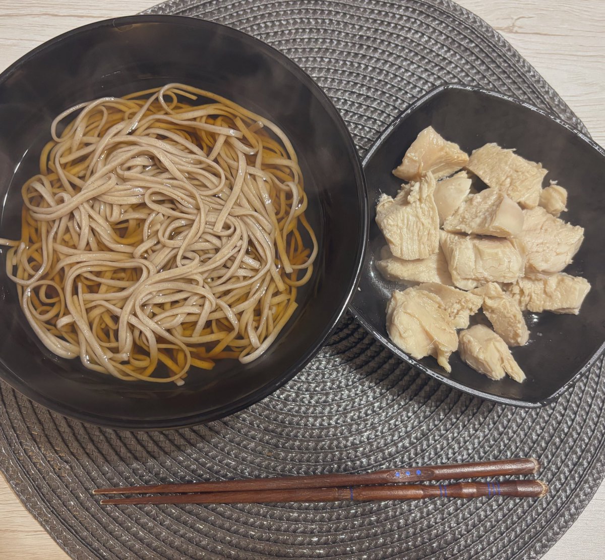 ya_routine's tweet photo. 夕飯、蕎麦と鶏胸肉。
今日も遅くまで頑張りました。案外週末より週明けの方が頑張れるな。後ろが休みだと思うと気持ちが入らない性格ってなんか損してる気がする… https://t.co/2KBfGgSxeM