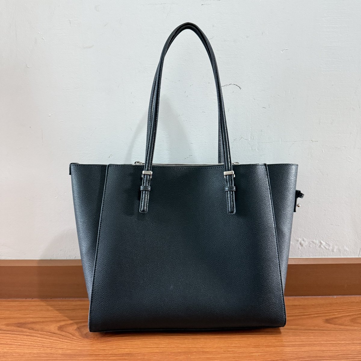 Px15846398's tweet photo. ส่งต่อกระเป๋าโท้ท Charles &amp; Keith Sansa Tote Bag - Noir 2000รวมส่งค่ะ สนใจทั��มาคุยกันได้ พร้อมลดราคา ใส่ipad mac ไปเรียน ทำงานได้ ช่องใส่ของได้เยอะ ซื้อเองจากช้อป 🥺
#กระเป๋ามือสอง #ส่งต่อกระเป๋า #ส่งต่อกระเป๋ามือสอง #กระเป๋าCharleskeith #ส่งต่อcharleskeith #ส่งต่อcharlesandkeith https://t.co/3okBXZjETr