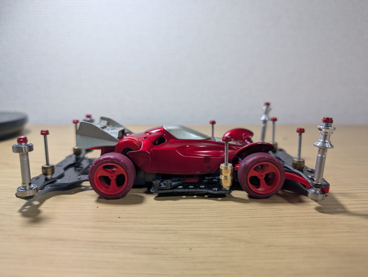 SASAKI96149285's tweet photo. #ミニ四駆
#SUPER・AVANTE・jr #VZ・Chassis 
フロント8-9㎜ベアリング+9㎜ベアリング。リア9㎜ベアリング片側×2。前後FRPステー。Chassisはクロススピア02のガンメタChassis。VZ用赤カバーアンドキャッチ。リアウイングはネオVQS用。名付けて『soulred・EVO・Model』🔴 https://t.co/6ETZuw7NUP