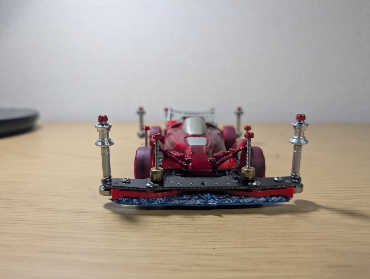 SASAKI96149285's tweet photo. #ミニ四駆
#SUPER・AVANTE・jr #VZ・Chassis 
フロント8-9㎜ベアリング+9㎜ベアリング。リア9㎜ベアリング片側×2。前後FRPステー。Chassisはクロススピア02のガンメタChassis。VZ用赤カバーアンドキャッチ。リアウイングはネオVQS用。名付けて『soulred・EVO・Model』🔴 https://t.co/6ETZuw7NUP
