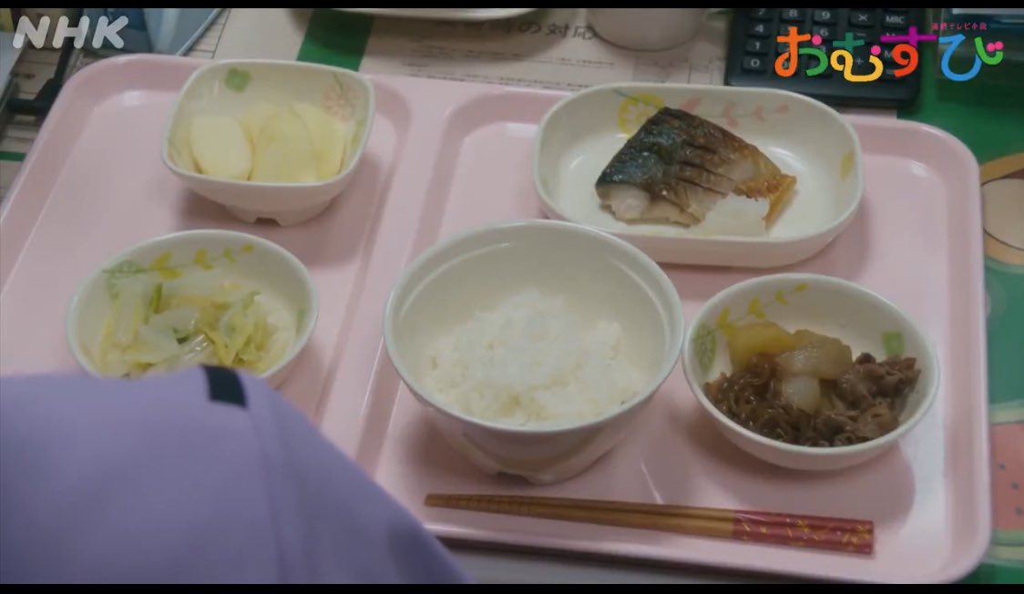 hanacco_0303's tweet photo. ご飯の量はこの病院の常食より少なそう、120くらいしかなさそうに見える。丼だから少なく見えるとかあるかな？でもあって150くらいじゃない？
魚はたぶん80グラム？あるし肉もあるからたんぱく質は結構摂れる、りんごついてるの豪華。牛肉と一緒に煮てるのはまさか大根？ https://t.co/VeCOvVVkRz