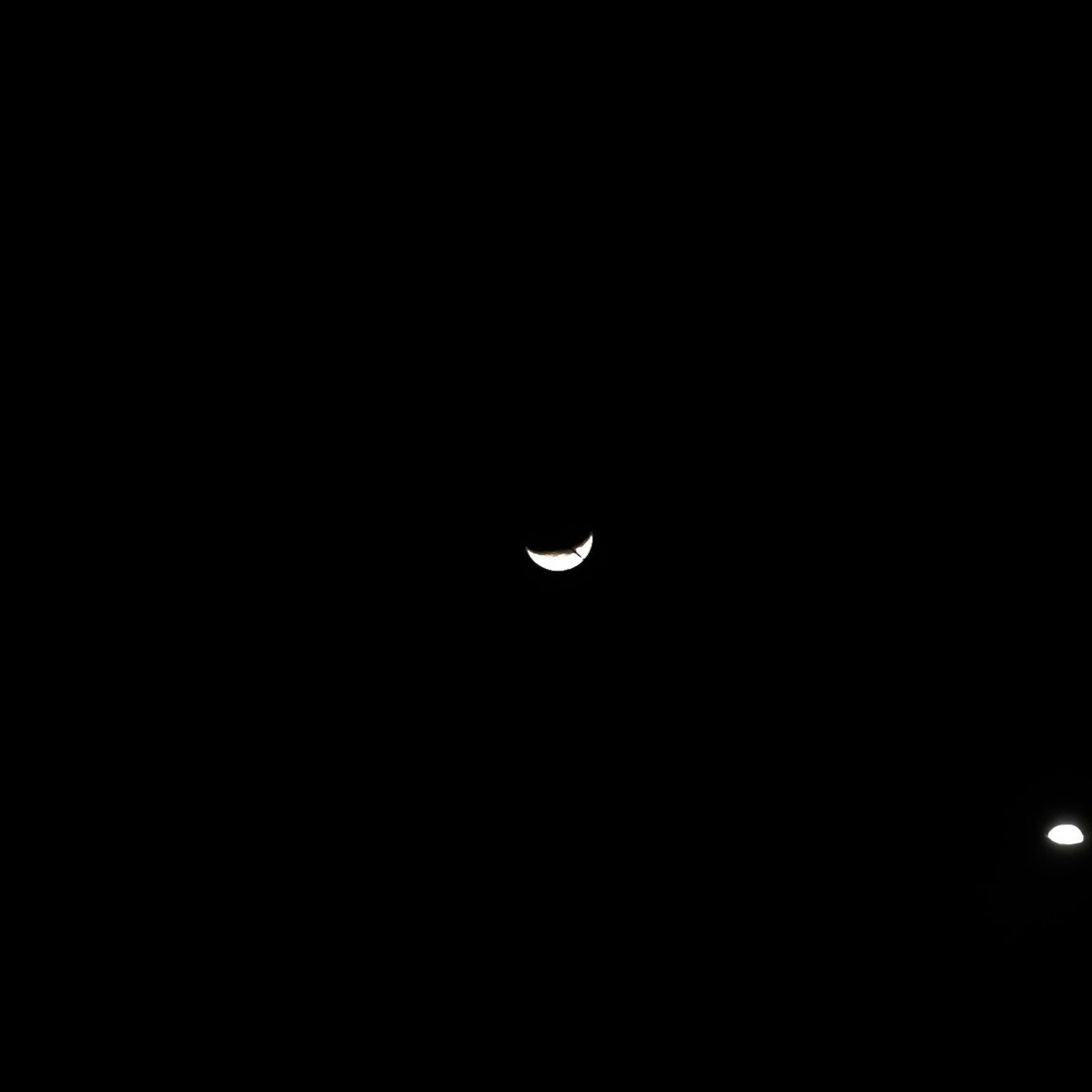 Atsuitte's tweet photo. 今夜は三日月… https://t.co/QDTn6pwBpm