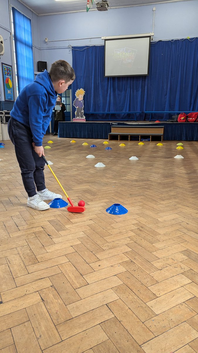 FirstSwingAcad's tweet image. What a way to start the week 🙌

Over 70 children having a go at golf @Tiryberthschool 🏌️⛳

Well done to all the children 👏

@BrynMeadows @wales_golf