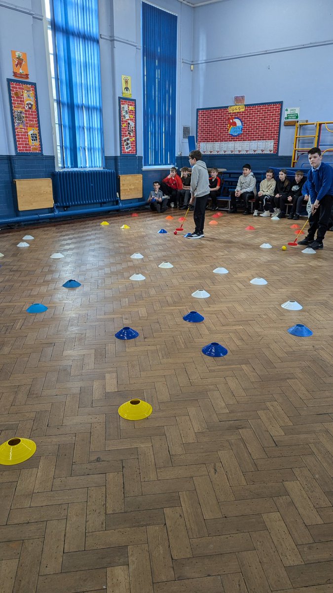 FirstSwingAcad's tweet image. What a way to start the week 🙌

Over 70 children having a go at golf @Tiryberthschool 🏌️⛳

Well done to all the children 👏

@BrynMeadows @wales_golf