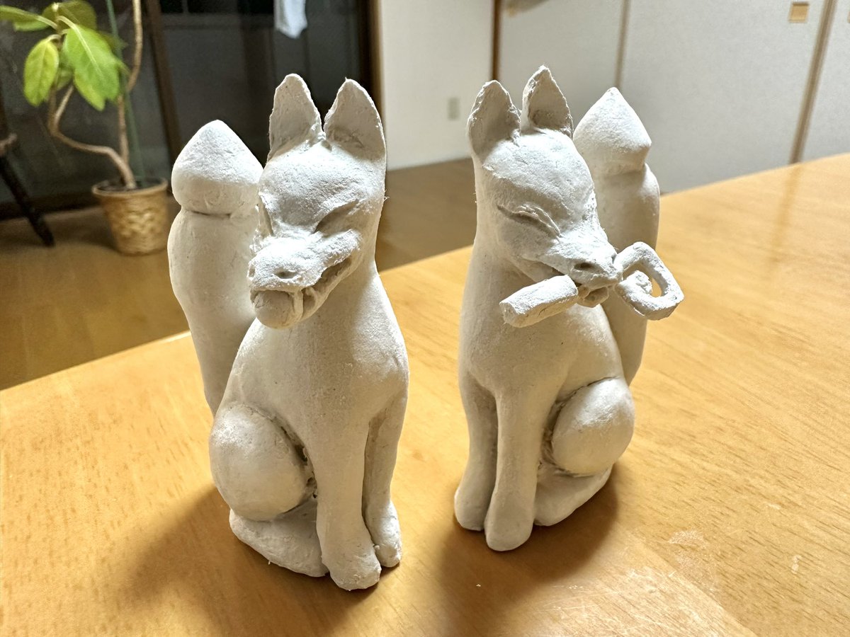 mayuchinsan2's tweet photo. いつも一体しか作れなかったけど、今回は2体同時進行で、対のお狐様を作りました。顔がかわいい。

 #石粉粘土  #狐  #お稲荷さん https://t.co/2mFKN6kHct